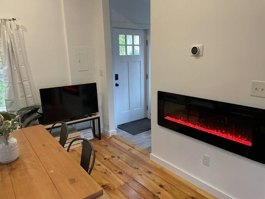 Campfire Cottage Fireplace, Fire Pit & No Chores! Kingston Εξωτερικό φωτογραφία
